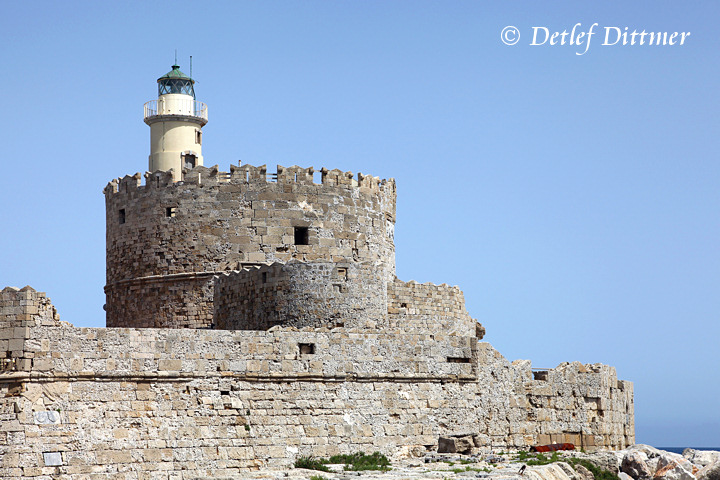 Leuchtturm am Mandraki-Hafen von Rhodos