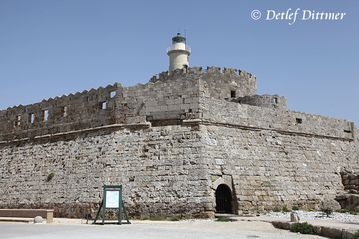 Leuchtturm in der Hafenfestung am Mandraki-Hafen, Rhodos