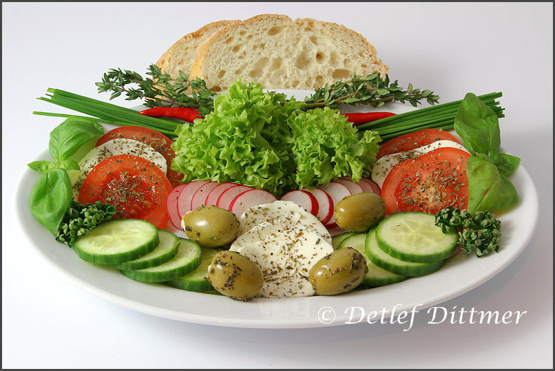 Salatteller (Gurke, Tomate, Radieschen, Oliven, Mozzarella)