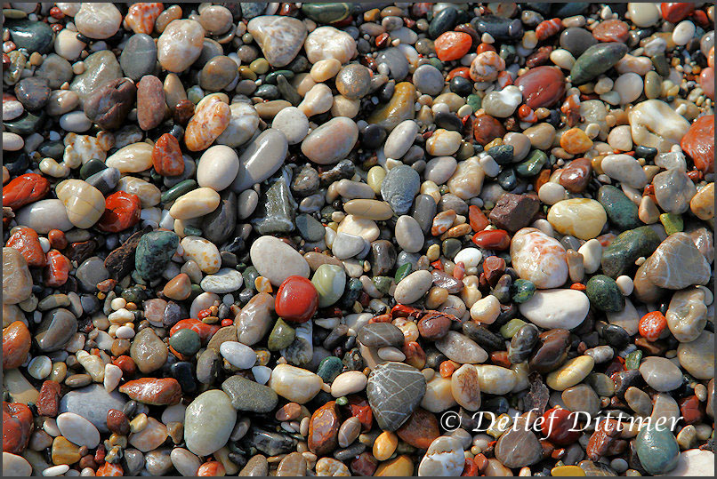bunte Steine am Strand