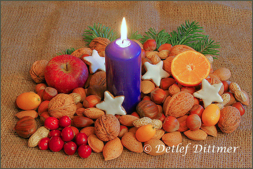 Weihnachtsdeko mit Kerze, Obst, Nssen und Zimtsternen