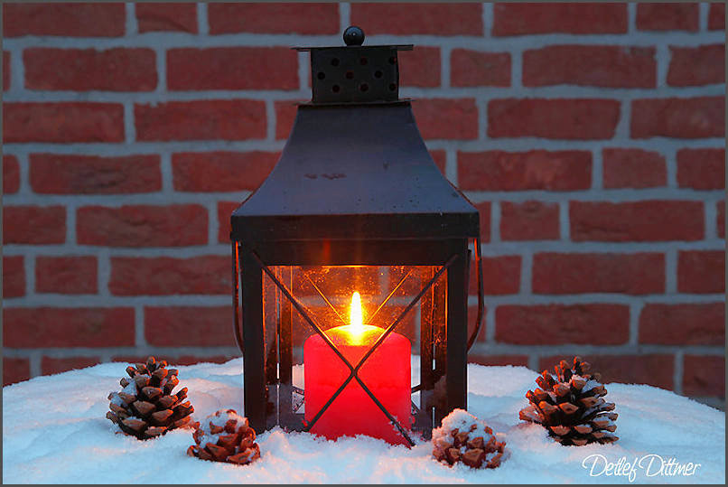 Windlicht mit Kerze im Schnee zur Adventszeit