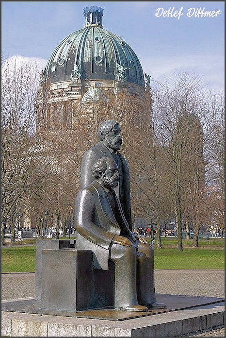 das Denkmal von Marx und Engels in Berlin