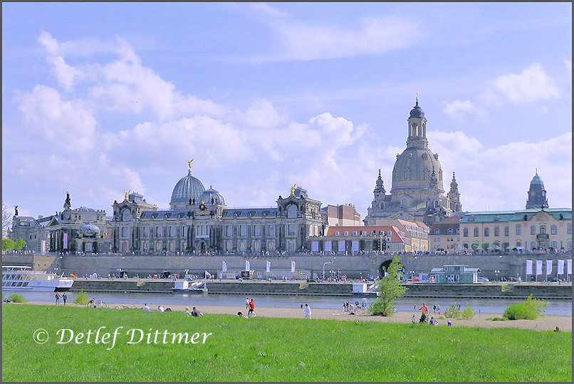 Blick ber die  Elbe auf die historische Altstadt von Dresden