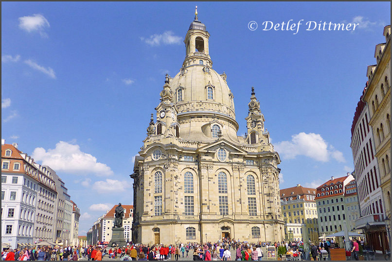 Die Vorderansicht der Frauenkirche in der Altstadt von Dresden