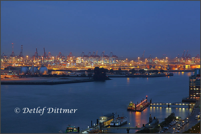 Blick auf einen Teil des Containerhafens am Abend, Hamburg