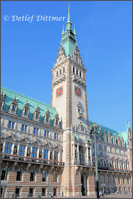 das imposante Rathaus der Hansestadt Hamburg