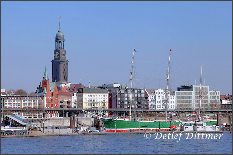 Hafen mit Blick auf den Michel, Hamburg 