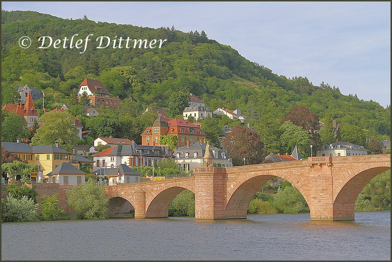 die "Alte Brcke" fhrt auf die andere Seite des Neckar-Ufers
