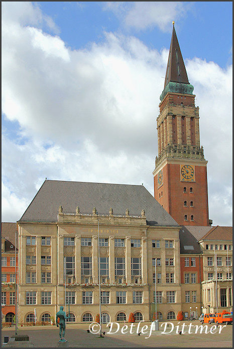 Das Kieler Rathaus mit Rathausturm