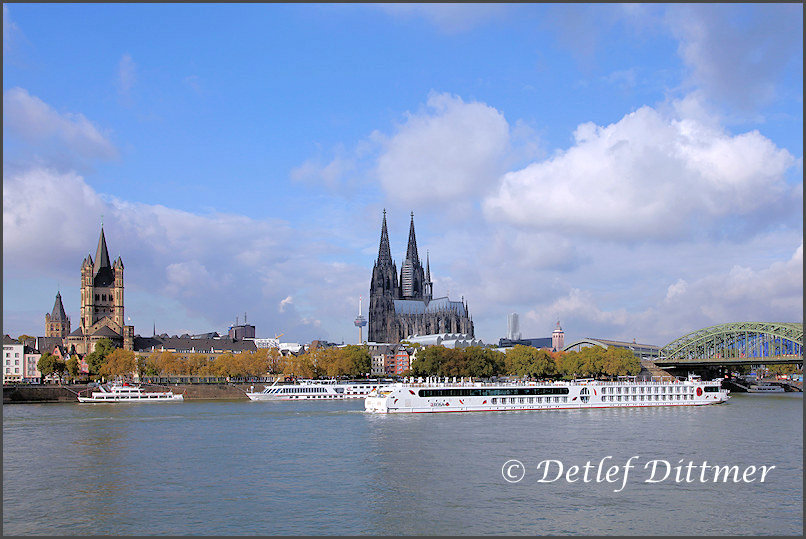 Blick auf den Klner Dom (Bildmitte) und die St. Martin Kirche