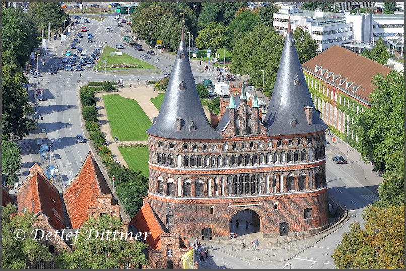 Blick vom Turm der Petri-Kirche auf das Holstentor, Lübeck
