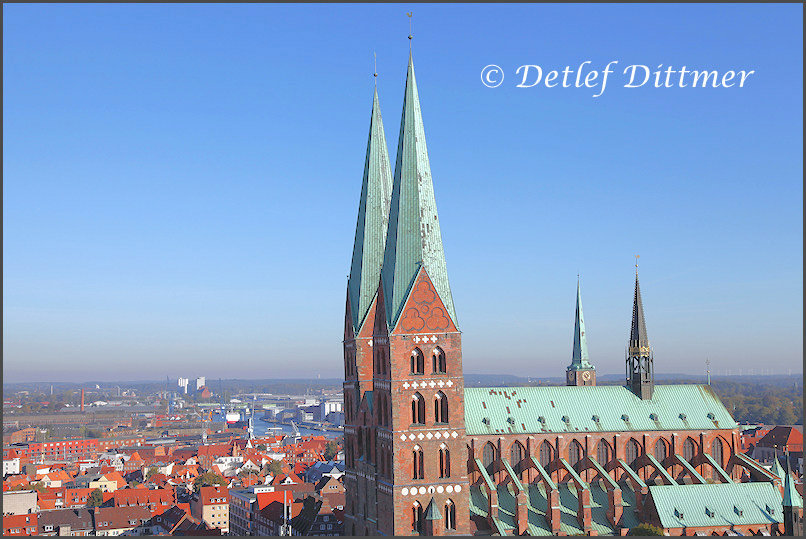 Blick auf die St. Marien-Kirche und Teile von Lübeck