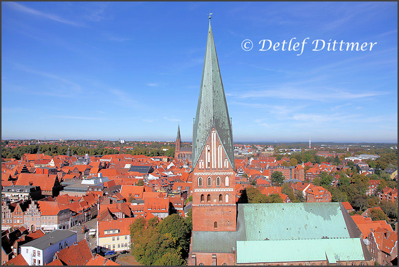 Blick über die Stadt Lüneburg und auf die St. Johanniskirche