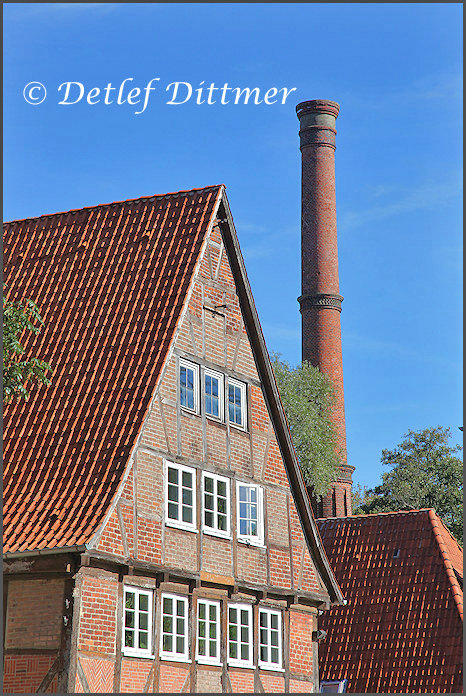 Fachwerkhäuser am Ufer der Ilmenau in Lüneburg