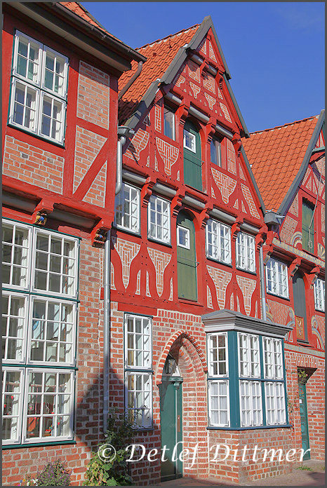 Ein verziertes Fachwerkhaus in der Altstadt von Lüneburg