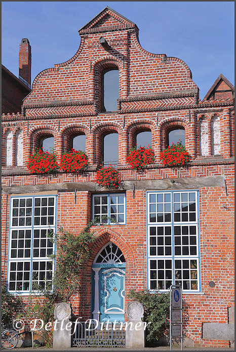 Front eines alten Giebelhauses (Bürgerhaus) in Lüneburg