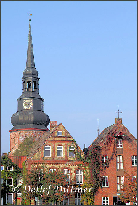 Ältere Giebelhäuser und Kirchturm in Stade