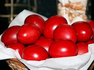 traditionell rot gefärbte Ostereier