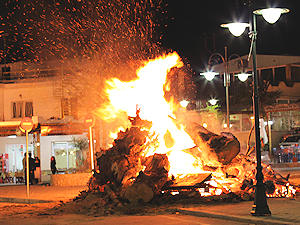 Osterfeuer in einem griechischen Dorf