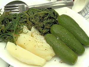 Chorta, gekochte Zucchini und Kartoffeln